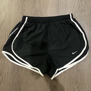 Women’s Nike Tempo Shorts - small